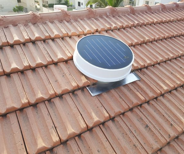 מפוח סולארי עם פאנל אינטגרלי